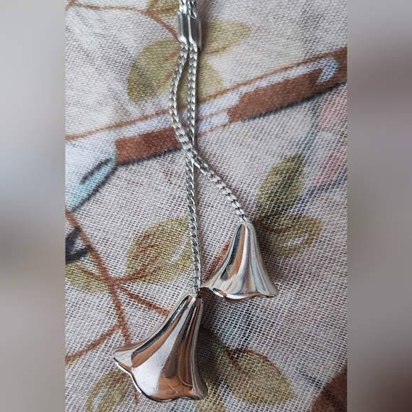 Highly Polished Silver and Gold Tone Dual Calla Lily Signed Avon Necklace EUC - Picture 8 of 10